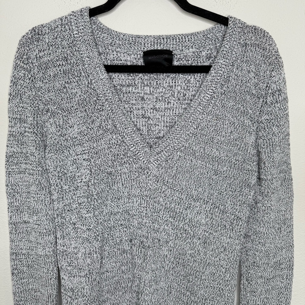 MAGASCHONI Gray V-Neck Sweater Lightweight PTP- 17.5”LENGTH- 25” Fits An XS-S - Picture 3 of 10